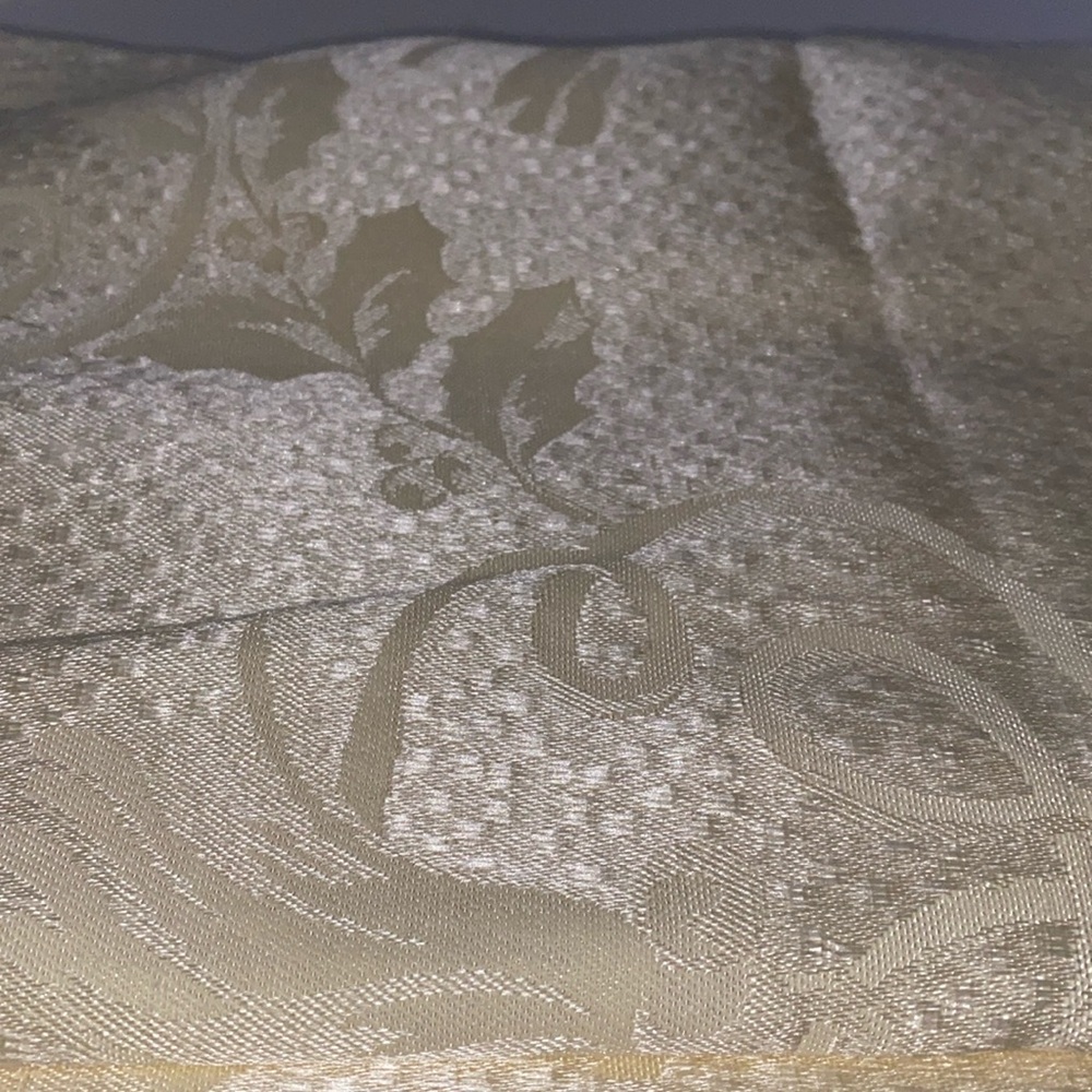 Beautiful damask vintage rectangular tablecloth. This tablecloth is as new.